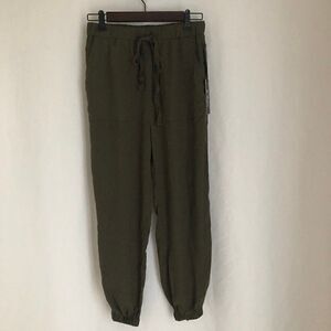 NWT de chance Side Button Pants